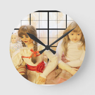 SLOT VAN GEHAUNTEERDE DOLLEN RONDE KLOK