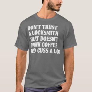 Slotenmaker die koffie Drink, nekt veel wit T-shirt