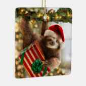 Sloth Bearing Gifts Keramisch Ornament (Rechts)