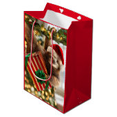 Sloth Bearing Gifts Medium Cadeauzakje (Voorkant Gekanteld)