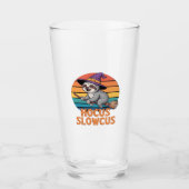 Sloth Cute Witch Funny Halloween Essential T-Shirt Glas (Voorkant)