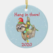 Sloth Hang in Daar kerstpandemie 2020 Keramisch Ornament (Voorkant)