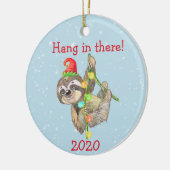 Sloth Hang in Daar kerstpandemie 2020 Keramisch Ornament (Links)