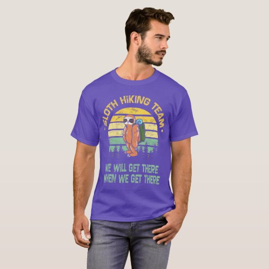 Sloth Hiker Camper Funny Retro T-shirt (Voorkant volledig)