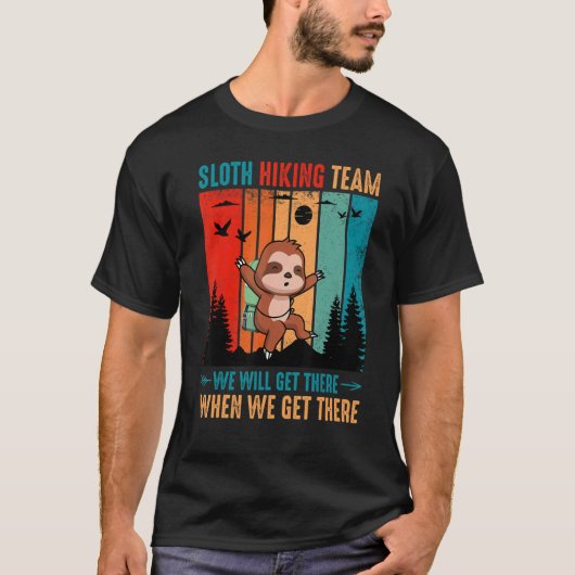 Sloth Hiking Team We Will Get There When We Get Th T-shirt (Voorkant)