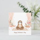 Sloth in  Yoga Class on Valentine's Day  Feestdagenkaart (Staand voorkant)