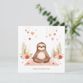 Sloth in  Yoga Class on Valentine's Day  Feestdagenkaart (Staand voorkant)