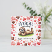 Sloth in  Yoga Class on Valentine's Day  Feestdagenkaart (Staand voorkant)