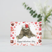 Sloth in  Yoga Class on Valentine's Day  Feestdagenkaart (Staand voorkant)