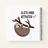 Sloth Says | Sleufmodus geactiveerd Notitieboek (Achterkant)