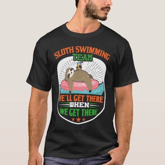Sloth Swimming Team  Funny Lazy Sloth floating on  T-shirt (Voorkant)