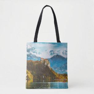 Sloveense klif kijkt uit op Bled Castle. Tote Bag