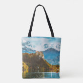 Sloveense klif kijkt uit op Bled Castle. Tote Bag (Achterkant)
