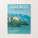 Slovenië Travel Reis Travel Art  Legpuzzel<br><div class="desc">Kunstontwerp van de vector van het meer Bled. Het meer van Bled is een meer in de Juliaanse Alpen in de regio Boven-Carniolan in het noordwesten van Slovenië,  waar het grenst aan de stad Bled.</div>