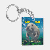Slow Down en Drift voor Manatee Geïnspireerd Shirt Sleutelhanger (Voorkant Links)
