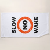 SLOW GEEN WAKGrunge Nautical Signage Style Strandlaken (Voorkant)