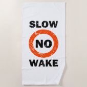 SLOW GEEN WAKGrunge Nautical Signage Style Strandlaken (Voorkant)