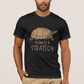 Slow Is a Strategy – Minimal Turtle Quote Design T-shirt (Voorkant)