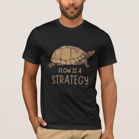 Slow Is a Strategy – Minimal Turtle Quote Design T-shirt (Voorkant)