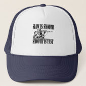 SLOW IS SLIOTH SMOOOTH IS SNELLE SNIJDERGEWAR T-Sh Trucker Pet (Voorkant)
