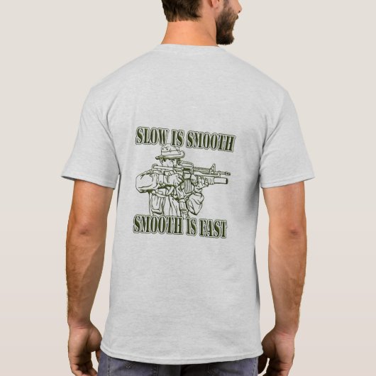 SLOW IS SLIOTH SMOOOTH IS SNELLE SNIPER GEAR T-SHIRT (Achterkant)