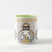 Slow SLOTH Vibes - Wildlife - Natuur Tweekleurige Koffiemok (Center)