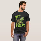 Slow Steps Big Dreams Motivationalurtle Design ret T-shirt (Voorkant volledig)