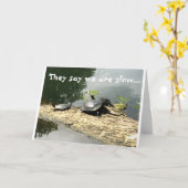 SLOW TURTLES MAKEN PLEZIER VAN JE *HAPPY 50th BIRT Kaart (Gele Bloem)