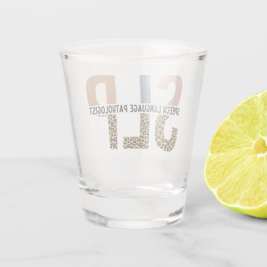 SLP Speech Patholoog Leopard Print Typografie Shot Glas (Achterkant)