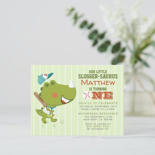 Slugger-Saurus Baseball Dino Baby Boy 1st Birthday Uitnodiging Briefkaart (Staand voorkant)