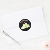 Slugs en Kisses Funny Slug Pun Dark BG Ronde Sticker (Envelop)