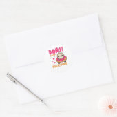 Sluimvee in de donut roze ronde sticker (Envelop)