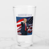Sluit de Border Drill Trump 2024 Glas (Achterkant)