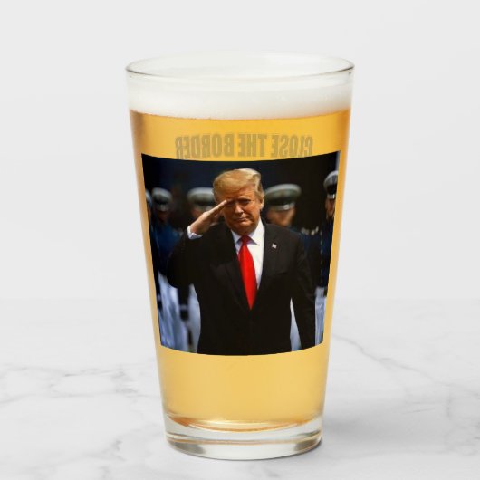 Sluit de Border Drill Trump 2024 Glas (Voorkant gevuld)