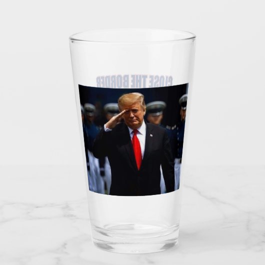 Sluit de Border Drill Trump 2024 Glas (Voorkant)