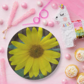 Sluit de gele zonnebloem op een papieren bordje (Feest)