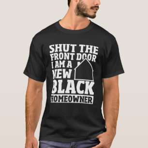 Sluit de voordeur nieuwe huis eigenaar nieuwe zwar t-shirt