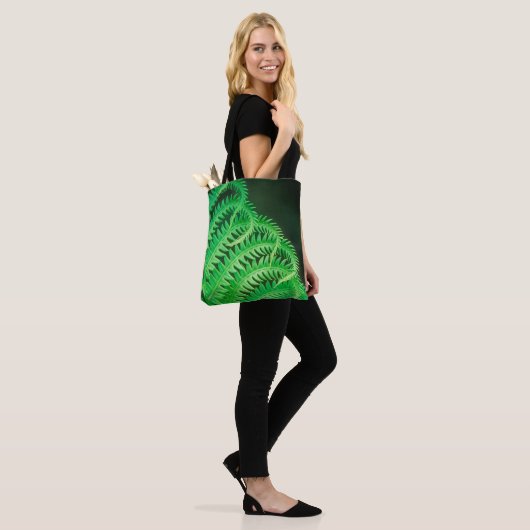 Sluit groene fern op zwart tas (Op model)