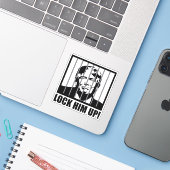 Sluit hem op! Anti-Trump Politieke Humor Sticker (Laptop met iPhone)