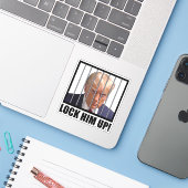 Sluit hem op! Trump Mugshot Sticker (Laptop met iPhone)