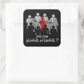 SLUIT JE AAN HET SCHERM OF KINFOLK? VIERKANTE STICKER (Tas)