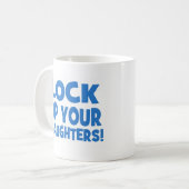 Sluit je dochters op! koffiemok (Voorkant links)