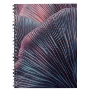 Sluit mooie paddenstoelen in het licht notitieboek