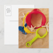 Sluit omhoog van speelgoed op zand briefkaart (Voorkant / Achterkant)