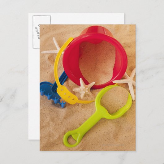 Sluit omhoog van speelgoed op zand briefkaart (Voorkant / Achterkant)