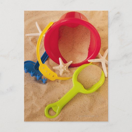 Sluit omhoog van speelgoed op zand briefkaart (Voorkant)