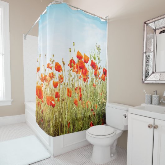 Sluit poppies op het veld. Wilde bloemen in de len Douchegordijn (In situ)