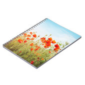 Sluit poppies op het veld. Wilde bloemen in de len Notitieboek (Linkerzijde)