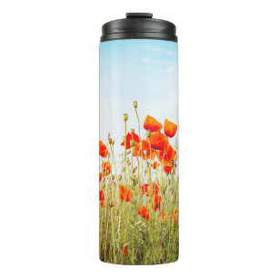Sluit poppies op het veld. Wilde bloemen in de len Thermosbeker