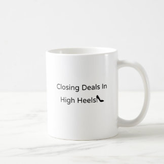 Sluiten Deals in High Heels Vrouwen makelaar Koffiemok